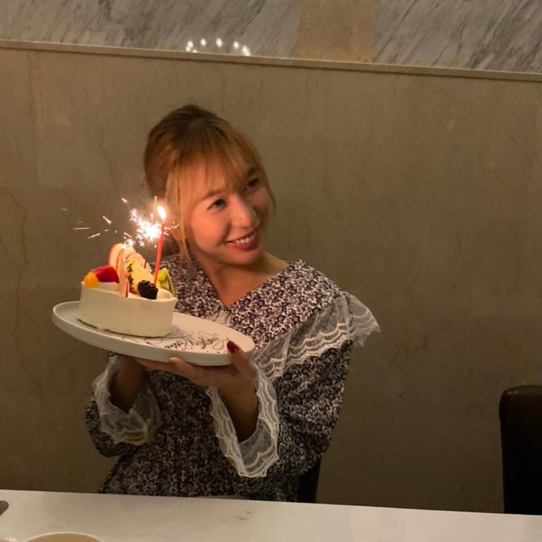 大島麻衣さんのインスタグラム写真 - (大島麻衣Instagram)「いつぞやの。📷 お気に入りのワンピースを着てお誕生日をお祝いしてもらった日🎂🍾」9月29日 18時20分 - maioshima911