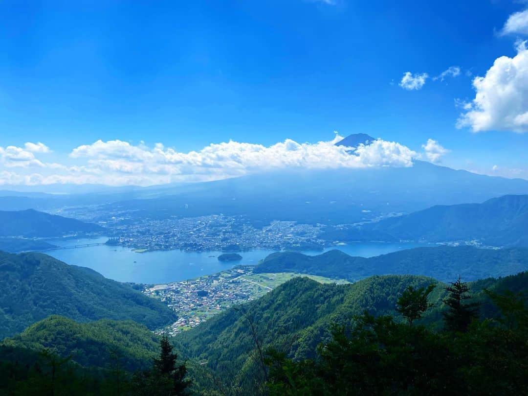岩間恵さんのインスタグラム写真 - (岩間恵Instagram)「私の地元に新たな観光スポットが✨  FUJIYAMAツインテラスです🗻 河口湖と富士山が一望できる とってもおすすめスポット、、！  晴れた日に登ってみたけれど 想像以上に素敵で、長時間滞在してしまいました🍁  #fujiyamaツインテラス #時差投稿なので #まだまだノースリーブ」9月29日 18時25分 - iwamame