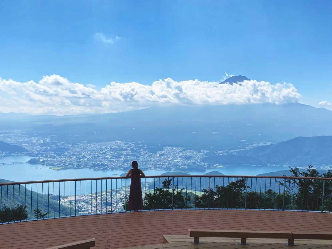 岩間恵のインスタグラム：「私の地元に新たな観光スポットが✨  FUJIYAMAツインテラスです🗻 河口湖と富士山が一望できる とってもおすすめスポット、、！  晴れた日に登ってみたけれど 想像以上に素敵で、長時間滞在してしまいました🍁  #fujiyamaツインテラス #時差投稿なので #まだまだノースリーブ」