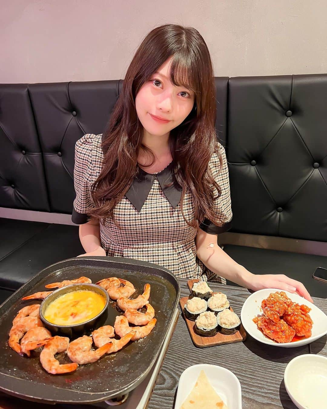 桃里れあさんのインスタグラム写真 - (桃里れあInstagram)「しのくぼ🇰🇷💗 ・ ・ 新大久保にあるコルモク食堂 @gorumoku のセットメニューを食べてきました♡ この量で2人でシェアして税込2970円はお得…🙏✨ ・ ・ ワンピース👗 @grl_official  ・ ・ #コルモク食堂 #新大久保グルメ #新大久保ランチ #新宿グルメ #韓国料理 #サムギョプサル #キンパ #エビロールサムギョプサル #ヤンニョムチキン #トッポギ #韓国旅行 #韓国カフェ #しのくぼ #新大久保カフェ」9月29日 18時28分 - rea_momosato