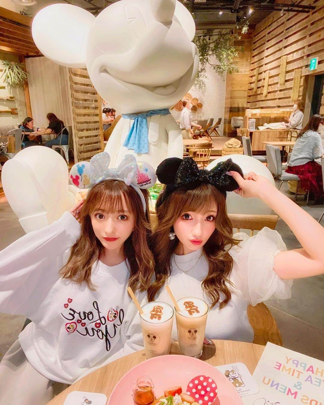 まゆぴちゅーさんのインスタグラム写真 - (まゆぴちゅーInstagram)「ディズニーに行ってきました〜🐭🏰❤︎  …ってのはウソで😂😂（笑）、  ここはとあるカフェなんです〜っ🌼！ (まゆのｽﾄｰﾘｰ見てくれてる人はわかるかもだけど🥺w)  明日詳しく書きますね💋⁽⁽꜀(:3꜂ ꜆)꜄⁾⁾🍴🍓💓  てかなんか、 ひなたにディズニーのカチューシャ借りて つけたらめーちゃめちゃディズニー行きたく なっちゃった🥲🥲💓💓（笑） . . . #disneyharvestmarket  #ディズニーグッズ #ディズニーカチューシャ #ディズニーカフェ #東京カフェ #東京カフェ部 #東京カフェ巡り #かふぇすたぐらむ #カフェ活 #インスタ映えカフェ #インスタ映えスポット #カフェ好きな人と繋がりたい #渋谷カフェ #表参道カフェ #原宿カフェ #ビジョビ」9月29日 18時44分 - mayu_03pichu