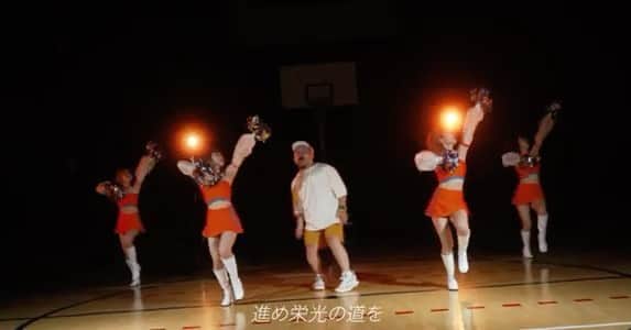 HIPPYのインスタグラム：「広島ドラゴンフライズの 大事にしてる言葉、想い  屈しない広島 復興の街ヒロシマ  チーム！選手！ブースターが 一丸となり未知なる道切り開き バスケで広がる景色  一人一人の人生が重なり アリーナで描くDREAM  さぁ始まる！届け  【D can’t stop it （feat. KAYLLY）】 https://youtu.be/FTd3q6XuyvE ※フルVer.はプロフィールのURLへ」