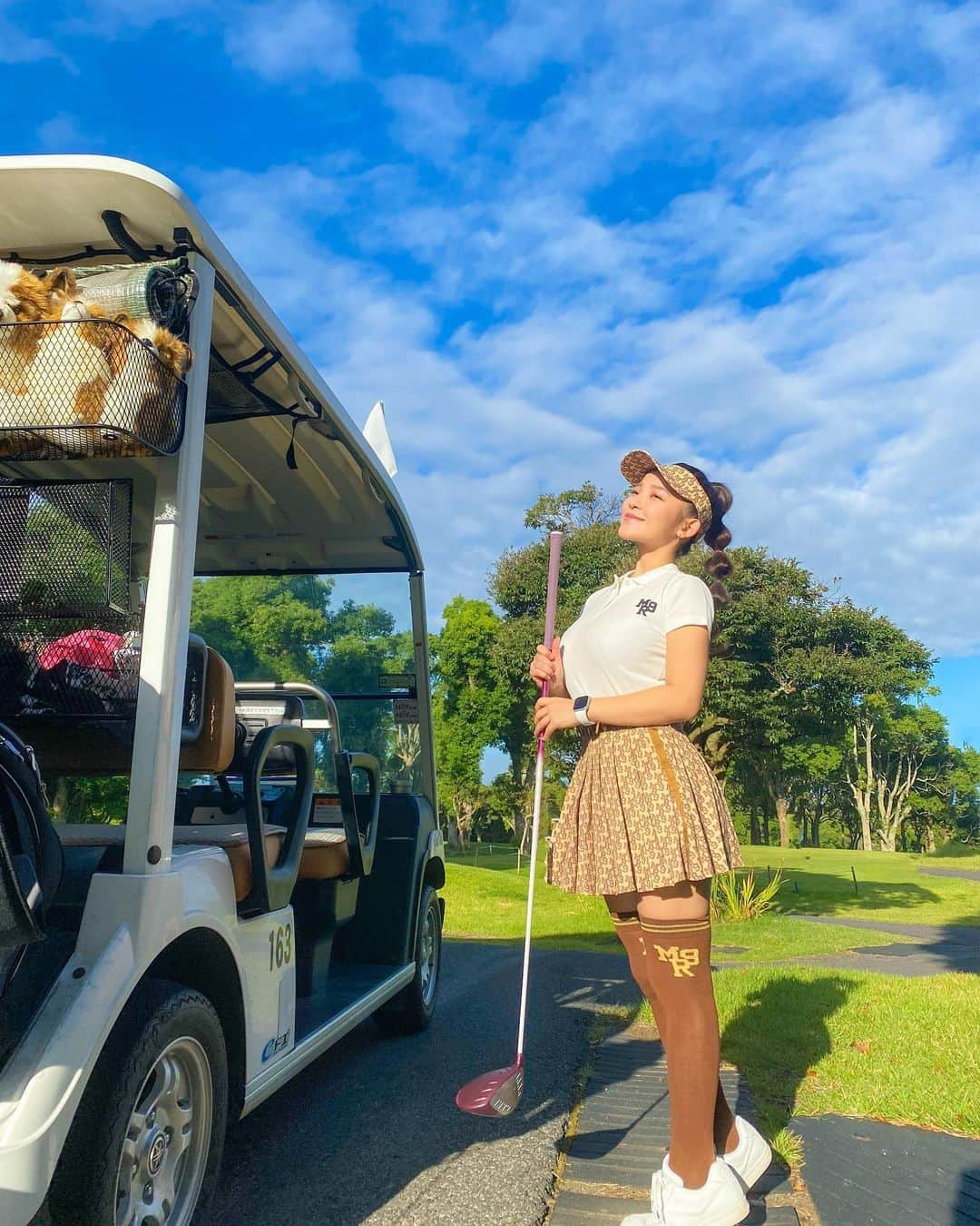 天木じゅんさんのインスタグラム写真 - (天木じゅんInstagram)「. . 2週間ぶりのコース⛳️🧡 今日はゴルフ日和すぎて ほんまに最高な気候 風が冷たくて気持ちかった☺︎ 今日はボールがクラブの芯に しっかり当たることが多くて 飛距離は全体的に良かった☺️ んだけど、バンカーと池が多くて 吸い込まれるようにバンカー 7回入れてやりました🤭🤭🤭 ベスト更新できなかった😞😞 明日のラウンドレッスンで ベスト更新頑張ります😂😂❤️‍🔥 2日連続ゴルフなんて最高か😎 . . ハーフごとに着替える派💗 なんならハーフ終えて お昼ご飯前に秒でシャワー浴びる派 . . 前半 wear @mirror9golf  @mirror9official  shoes @pearlygates_official  club @pinggolf_japan   後半 @mirror9golf  topsのみ @callawaygolf_japan  . . #天木ゴルフ #ゴルフ #golf #ゴルフ女子 #ゴルフウェア #ゴルフ女子ヘアアレンジ」9月29日 19時32分 - jun.amaki