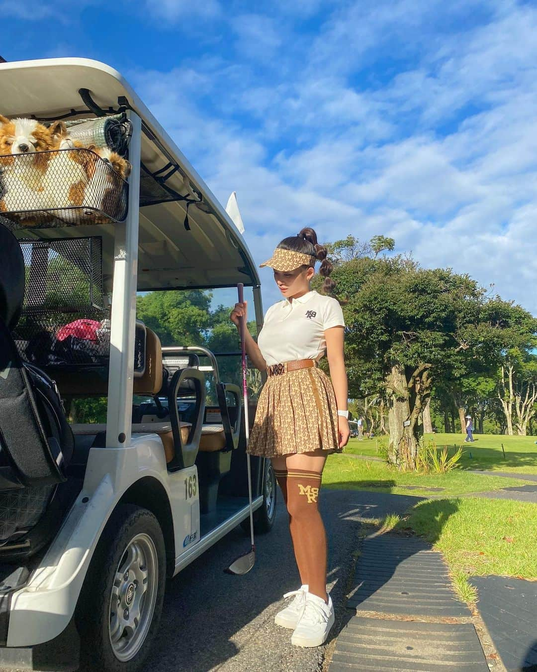 天木じゅんさんのインスタグラム写真 - (天木じゅんInstagram)「. . 2週間ぶりのコース⛳️🧡 今日はゴルフ日和すぎて ほんまに最高な気候 風が冷たくて気持ちかった☺︎ 今日はボールがクラブの芯に しっかり当たることが多くて 飛距離は全体的に良かった☺️ んだけど、バンカーと池が多くて 吸い込まれるようにバンカー 7回入れてやりました🤭🤭🤭 ベスト更新できなかった😞😞 明日のラウンドレッスンで ベスト更新頑張ります😂😂❤️‍🔥 2日連続ゴルフなんて最高か😎 . . ハーフごとに着替える派💗 なんならハーフ終えて お昼ご飯前に秒でシャワー浴びる派 . . 前半 wear @mirror9golf  @mirror9official  shoes @pearlygates_official  club @pinggolf_japan   後半 @mirror9golf  topsのみ @callawaygolf_japan  . . #天木ゴルフ #ゴルフ #golf #ゴルフ女子 #ゴルフウェア #ゴルフ女子ヘアアレンジ」9月29日 19時32分 - jun.amaki