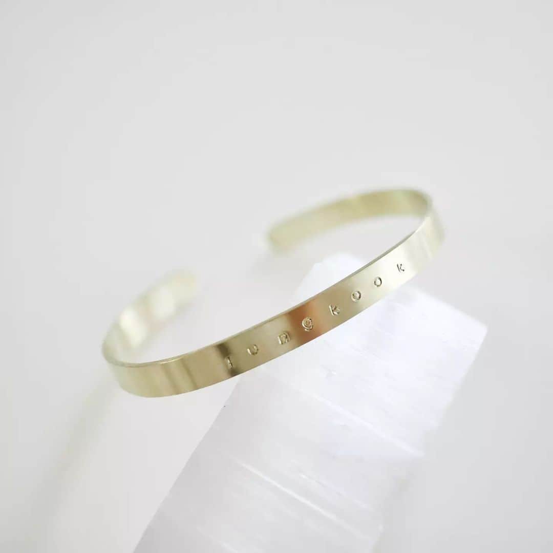 joueri accessory by Eri Sato(@satoeri626)のインスタグラム：「plain bangle Ⅱ · 定番の刻印シリーズは お名前や誕生日を入れられます · · #joueri#アクセサリー#バングル#真鍮#カジュアルコーデ#バングル#刻印#推し#推しのいる生活#推し事#推し活#ヲタ活 #bts#fashion#ootd#outfit#code#coordinate#style#ファッション#コーディネート#コーデ#プチプラ#locari#partegram#カジュアル#お洒落さんと繋がりたい#thingsly#湘南平塚」