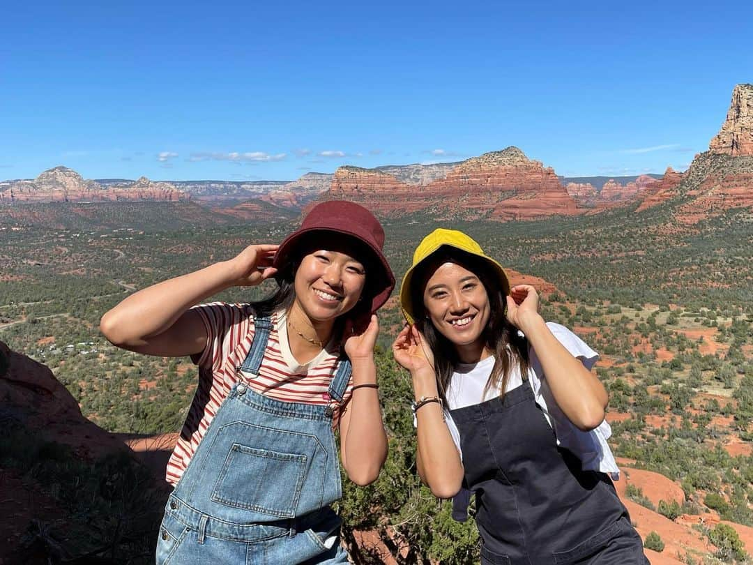 加藤未唯さんのインスタグラム写真 - (加藤未唯Instagram)「SEDONA🪨⛰❤️‍🔥  壮大な大地のエネルギーを感じ、 たくさんパワーを貰ってきました！🔥 絶景を目にして興奮の連続で、 大自然の美しさに改めて気付きました🌵🌳💚  #sedona #bellrock #mountain #powerspot #arizona  #セドナ #ベルロック #パワースポット #山  #山ガール #自然 #神聖 #大地 #岩 #崖 #アリゾナ」10月14日 15時41分 - miyukato1121