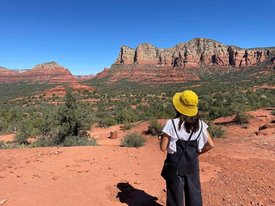 加藤未唯さんのインスタグラム写真 - (加藤未唯Instagram)「SEDONA🪨⛰❤️‍🔥  壮大な大地のエネルギーを感じ、 たくさんパワーを貰ってきました！🔥 絶景を目にして興奮の連続で、 大自然の美しさに改めて気付きました🌵🌳💚  #sedona #bellrock #mountain #powerspot #arizona  #セドナ #ベルロック #パワースポット #山  #山ガール #自然 #神聖 #大地 #岩 #崖 #アリゾナ」10月14日 15時41分 - miyukato1121