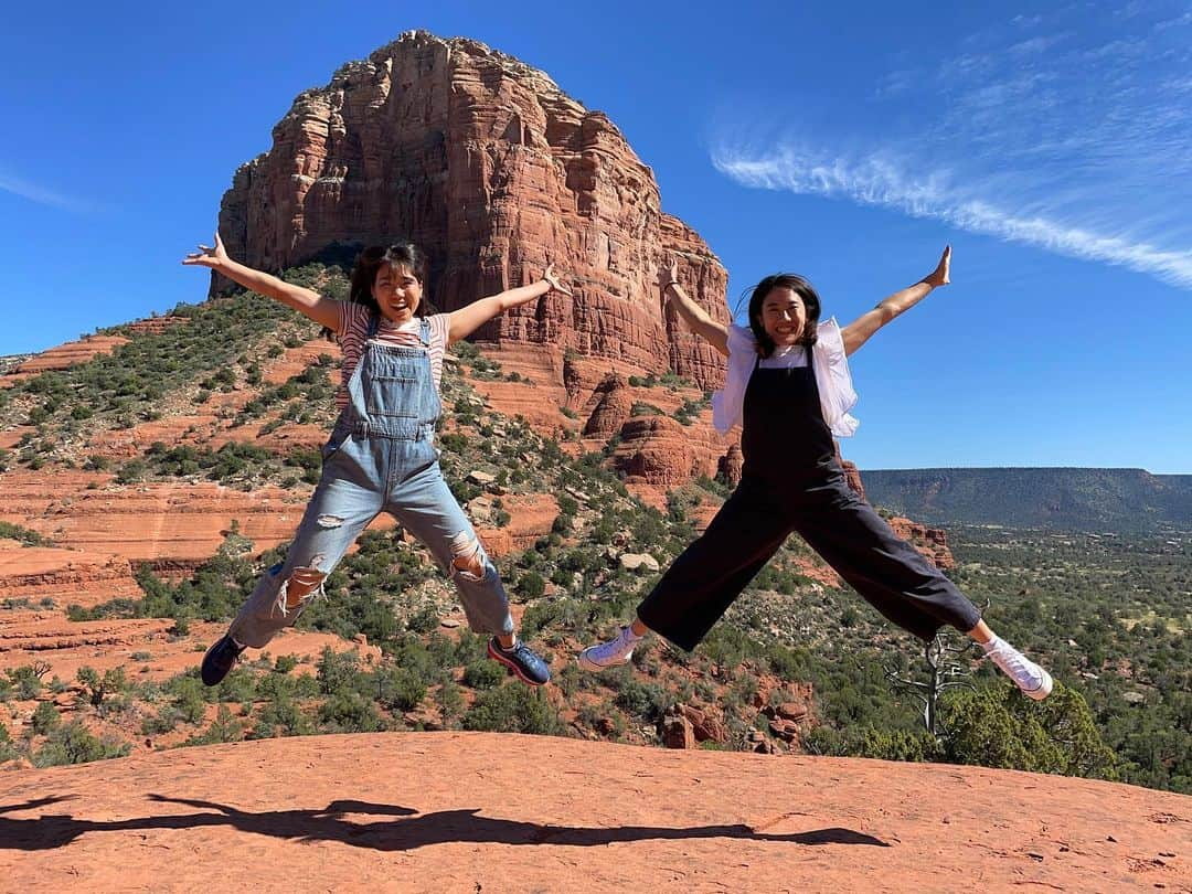 加藤未唯さんのインスタグラム写真 - (加藤未唯Instagram)「SEDONA🪨⛰❤️‍🔥  壮大な大地のエネルギーを感じ、 たくさんパワーを貰ってきました！🔥 絶景を目にして興奮の連続で、 大自然の美しさに改めて気付きました🌵🌳💚  #sedona #bellrock #mountain #powerspot #arizona  #セドナ #ベルロック #パワースポット #山  #山ガール #自然 #神聖 #大地 #岩 #崖 #アリゾナ」10月14日 15時41分 - miyukato1121