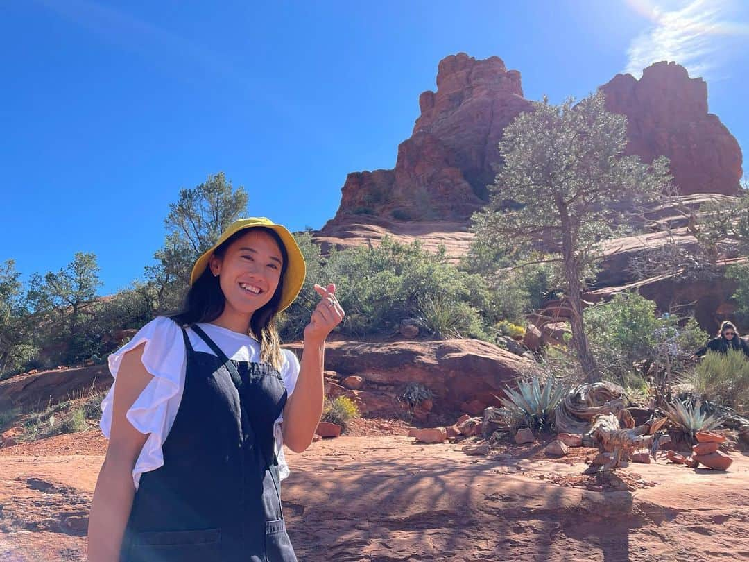 加藤未唯さんのインスタグラム写真 - (加藤未唯Instagram)「SEDONA🪨⛰❤️‍🔥  壮大な大地のエネルギーを感じ、 たくさんパワーを貰ってきました！🔥 絶景を目にして興奮の連続で、 大自然の美しさに改めて気付きました🌵🌳💚  #sedona #bellrock #mountain #powerspot #arizona  #セドナ #ベルロック #パワースポット #山  #山ガール #自然 #神聖 #大地 #岩 #崖 #アリゾナ」10月14日 15時41分 - miyukato1121