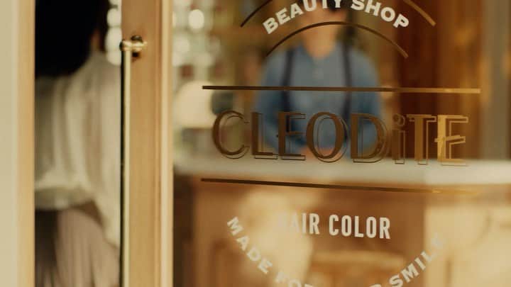 瀬戸康史のインスタグラム：「クレオディーテの新CMに出演します。 少しクセのある店員さん役です。 全10色あって、自分らしい髪色がきっと見つかると思います。 是非、試してほしい。 使った感想、お待ちしております。」