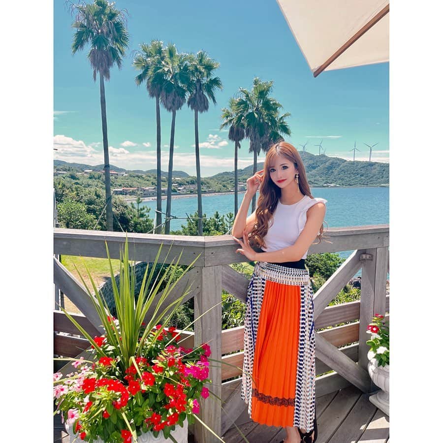 椿あいなのインスタグラム：「・ ・ 海外みたいでかわいすぎた🥰💕 ・ ・ #淡路島 @bakery_cafe_misaki  #カリコリゾート #トゥクトゥク #summer #夏 #beach」