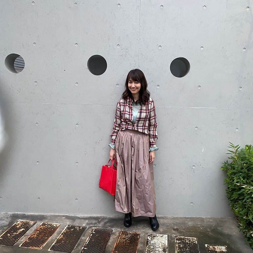 森口瑤子さんのインスタグラム写真 - (森口瑤子Instagram)「. . 行ってきま〜す。 .  #秋コーディネート  #私服コーデ (は、こーでねーと)  #( *´ `*) bagは  #manilagrace さんのもの。差し色が欲しい時にヘビロテしております。」10月14日 8時20分 - yokomoriguchi_official