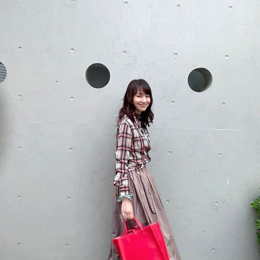 森口瑤子さんのインスタグラム写真 - (森口瑤子Instagram)「. . 行ってきま〜す。 .  #秋コーディネート  #私服コーデ (は、こーでねーと)  #( *´ `*) bagは  #manilagrace さんのもの。差し色が欲しい時にヘビロテしております。」10月14日 8時20分 - yokomoriguchi_official