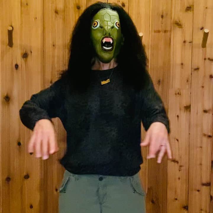 シェリ・ムーン・ゾンビのインスタグラム：「Halloween spirit abounds in the zombie house #getloose #trickortreatstudios #moveslikeyouveneverseen #halloween」