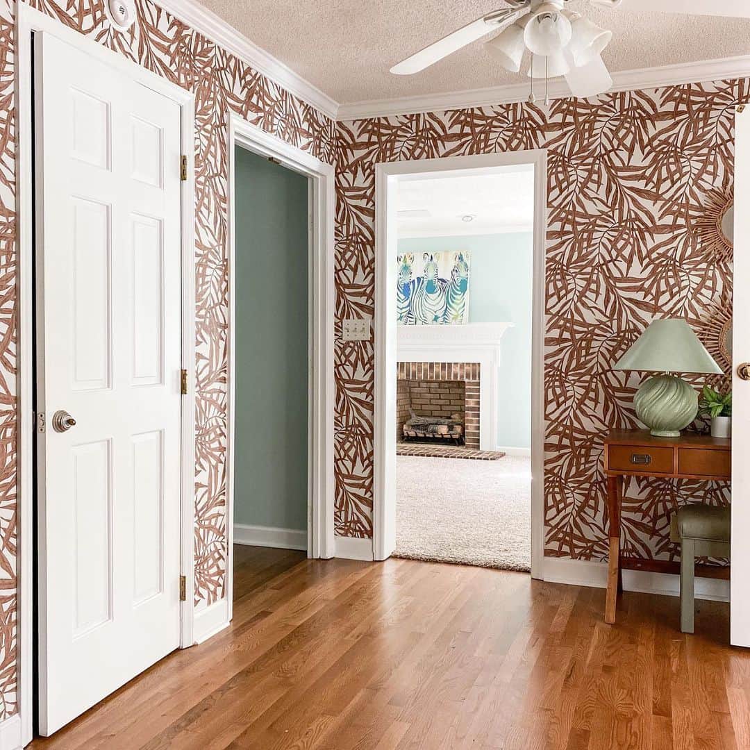 Grace Bonneyのインスタグラム：「Thank you so much for welcoming me to the Design Sponge community these last two days.   I’ve had a wonderful time sharing my home and inspiration.   I hope to see you over @NestWithJess where I’m continuing to create spaces that celebrate both Black & Southern culture.   I’m currently creating a play space for the youngest of our 6 kids.   I’ve been inspired by the landscapes of Africa and I’m loving how it’s coming along.   Swipe to see the current progress and the room when we first purchased our home.   It’s a testament to the power of beautiful paint. ☺️  #NestWithJess  #AfroSouthernHome   #blackhomebloggers #blackhomeblogger  #shareblackspaces  #blkandhome #shareyourclare  #blackinteriordesigner  #blackinteriordesigners」