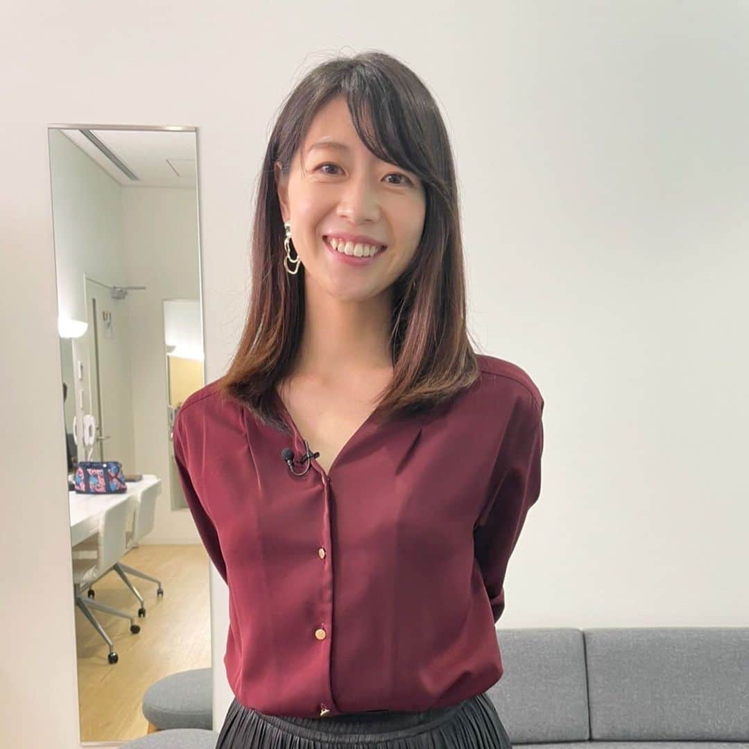 虎谷温子のインスタグラム：「本番後、衣装の着用写真を撮るのですが、この日はボーッとしていてマイクを外すのを忘れてしまいました…という写真。  #すまたん」