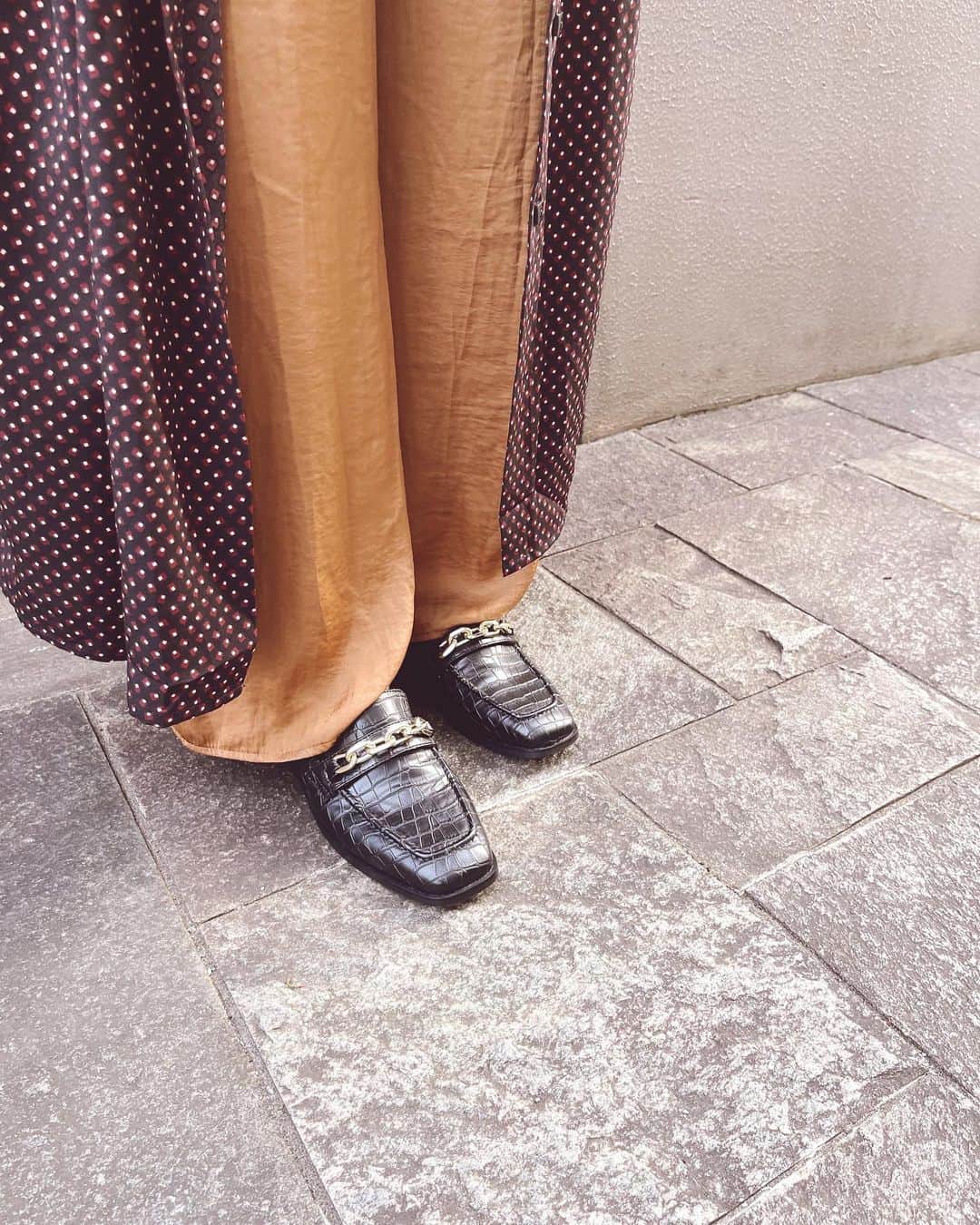 スザンヌさんのインスタグラム写真 - (スザンヌInstagram)「昨日も履いてた、楽ちんふわふわ バブーシュローファー👞❤️は （一日中歩き回っても疲れなかった🦶）  #セレンセクール #AW2021 @serenececool の 「デザインビットバブーシュローファー」 ブラック、ブラッククロコの2カラー展開🖤🖤  今年のバブーシュはトレンドのスクエアトゥを取り入れ、大ぶりなビットでよりクラシカルな雰囲気に仕上がりました🥰  カジュアルにもキレイめスタイルにもどっちにも合わせやすいし、2wayで履けるのでコーデの幅が広がるぅ🙌 とても気に入ってます🤤  そしてインソールの色も、濃いグリーンと、マスタードイエロのトレンドカラーを取り入れたので、ぜひチェックしてみてください💚💛  赤い靴下合わせたり サテンパンツに合わせたりしました☺️  デニムにもぴったりだよ♡  @serenececool #serenececool #セレンセクール #スザンヌプロデュース #バブーシュ #ローファー #バブーシュコーデ #ローファーコーデ」10月14日 9時07分 - suzanneeee1028