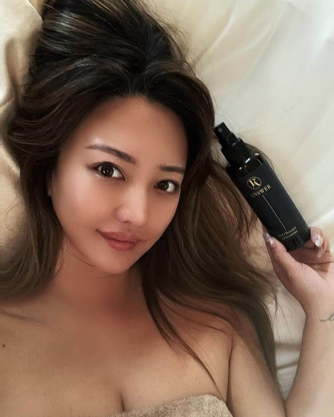のインスタグラム：「Newスキンローションが仲間入り🤍 ⁡ 気に入ったモノはリピートするタイプなんだけど 久々に気になったのが、このH2O Booster！！ ⁡→ @raanswer  ⁡ 何が気になったかっていうと なんと、このローションお水の100倍の浸透圧で 細胞を破壊せずに保湿してくれるらしい🤍 ⁡ その他にも ・ブースターをつけた後につけるスキンケアや塗り薬の成分をお肌に届けやすくしてくれる ⁡ ◎吹きかけてから拭き取ることでクレンジング後約25%の化粧残りを除去。 ⁡ ◎体をサビさせない抗酸化力で老化を予防。 ⁡ ◎ ph12.5のチカラでお肌を清浄に保つ、20秒で99.99%様々なウィルスを不活性化。嫌な匂いにも。 ⁡ ◎マスク荒れ、アトピー、ニキビ、手荒れ、口内炎の方にも。 ⁡ ⁡ めちゃくちゃ使える！！！ ⁡ ⁡ 使ってて感じたのは、肌の自然な潤い。 乳液やクリームのベタベタした感じはなく ほとんど水？と思うほどの付け心地！ ⁡ でも、肌にぐんぐん入ってくる感じ😳 だからなのか、肌に艶が出てきて 娘に「ママの顔ピカピカ✨」って言われるほど。 ⁡ 値段も200ml ¥4,180とコスパも◎ これは絶対リピートする！！！ ⁡ ⁡ #raanswer #h2obooster #スキンローション #ブースター #ミニマリスト #doubleth #人肝細胞培養液 #」