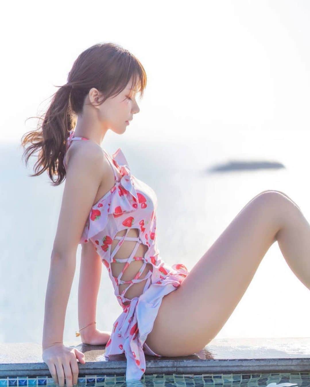 Shikaさんのインスタグラム写真 - (ShikaInstagram)「Model: 桜桃喵 🇨🇳  #swimming #swimwear」10月14日 9時15分 - shika.kamisaka