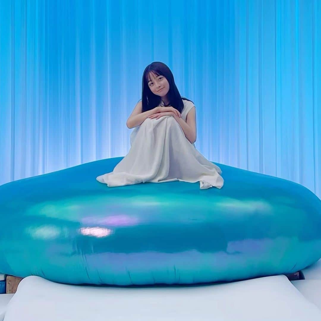 橋本環奈のインスタグラム：「おはようございます！環奈MGです。  今日は、肌ラボからオフショットです。 こんな感じで撮影をしておりました。  #橋本環奈 #橋本環奈2021 #橋本環奈マネージャー #肌ラボ」