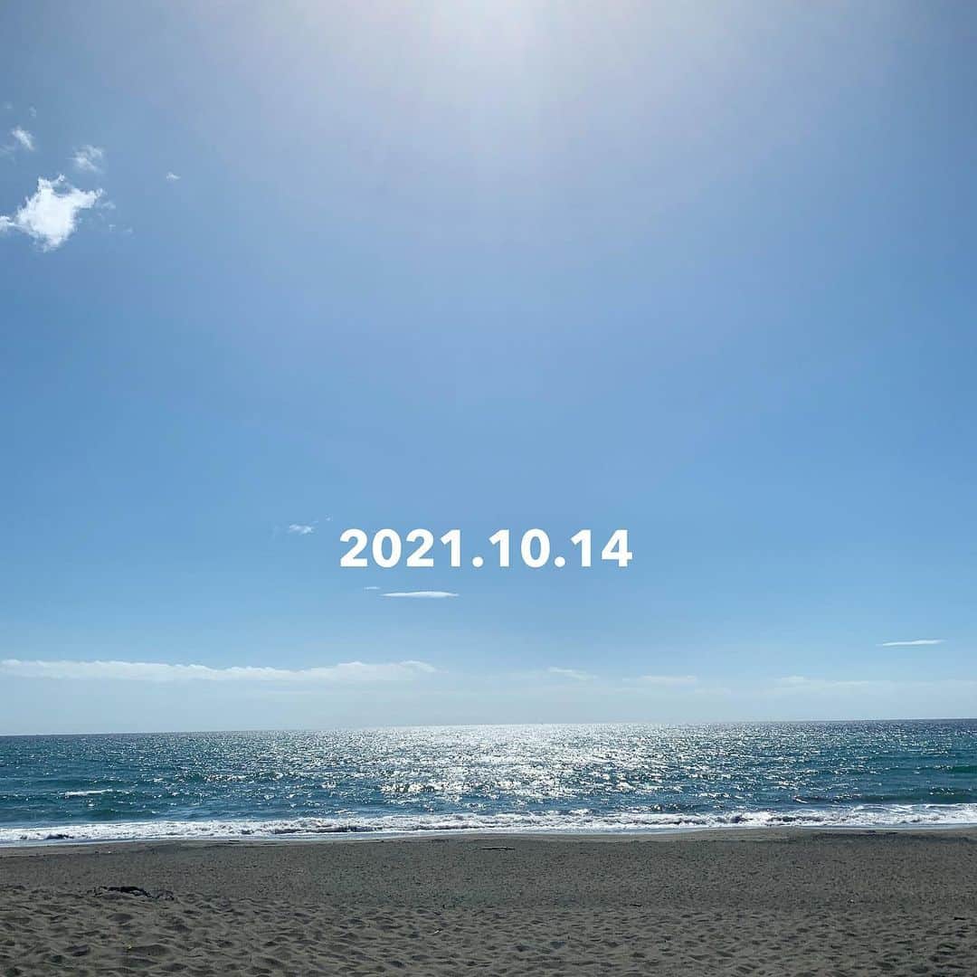 志田友美（ゆうみん）のインスタグラム：「☁️🌊  おはよう🌞今日の海も綺麗だよ✌︎ あー三角チョコパイたべたい🤎  車のエンジンがつかなくて 見てもらったらほんとにしょうもない理由だった、そんな朝でした🤌🏽  今日もがんばろい✨✨」