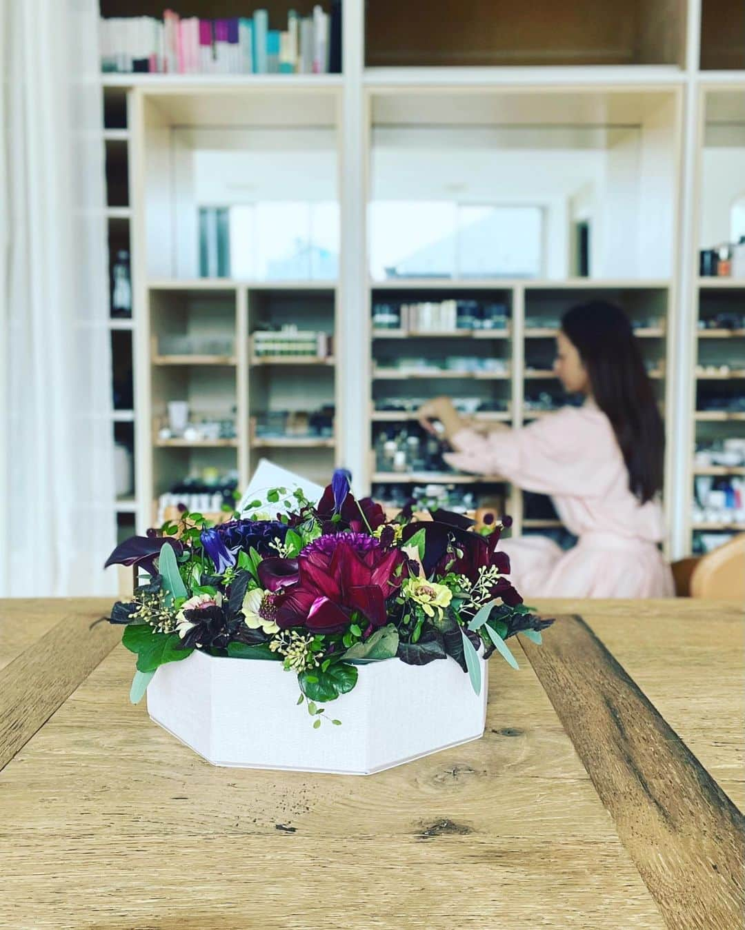 神崎恵さんのインスタグラム写真 - (神崎恵Instagram)「鮮やかなお花をいただきました💐 「大好きな」って言葉を、やたらに使わないようにしているけれど、(心から好きなときに使うようにしています) 大好きなんです。とても。 いつも、フラットで、温かくって、面白くて、よく食べる😂 安倍さん、菊池さん、貴子と、久々過ぎる楽しいひととき。 出版のお祝いまでしてもらい、なんて贅沢な時間。 女同士。最高です。  大切なお花を一番わたしらしい場所に。 きれいだなぁ。  #コスメ部屋 #仕事部屋」10月14日 10時27分 - megumi_kanzaki