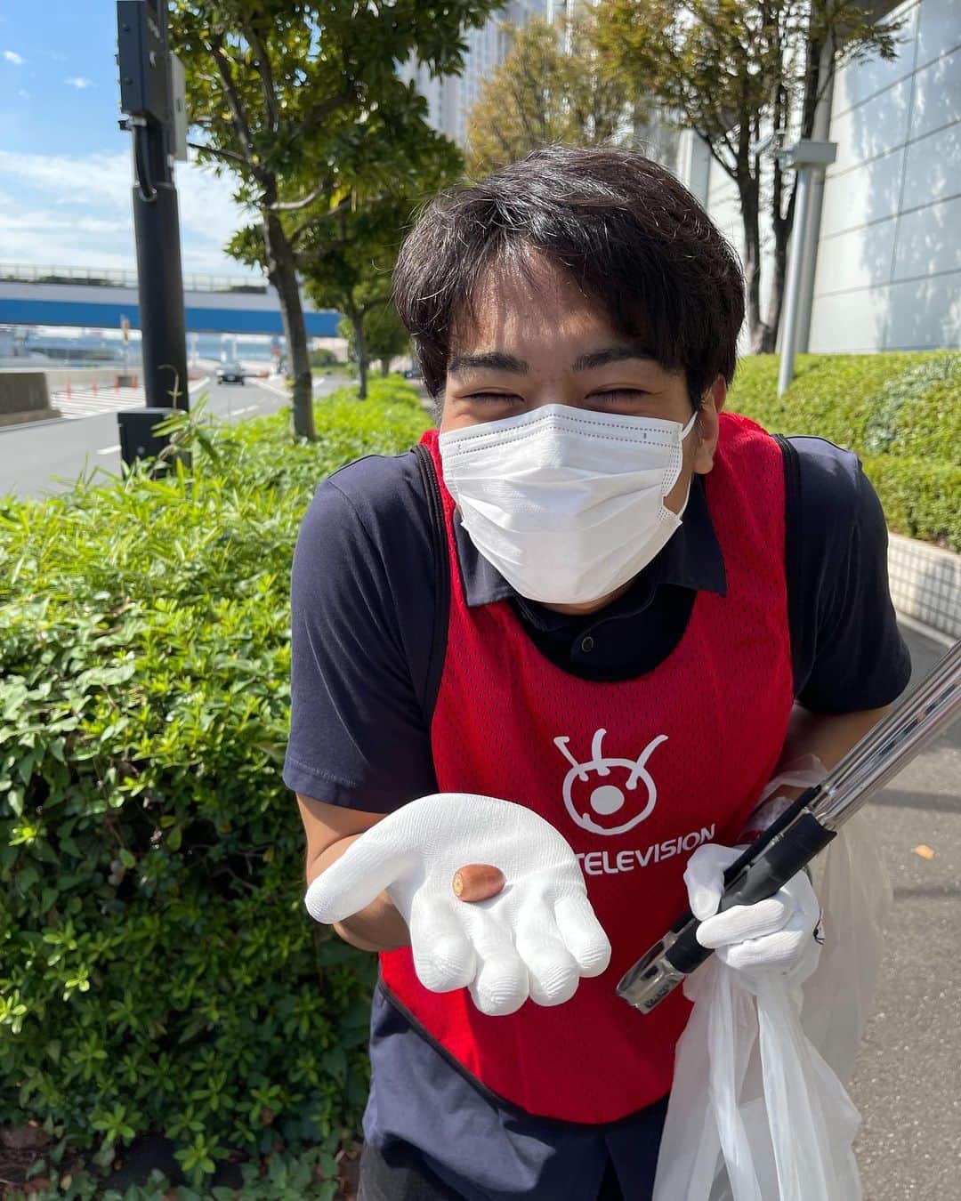 フジテレビアナウンサーのインスタグラム：「新人の山本。  先日の清掃活動中。  お台場で。。。  小さな幸せ見つけました。  一粒のどんぐりです。  小さな秋、見つけました。  数分後。  小澤先輩が駆け寄り。。  膨大な秋、見つけてきました。  潤沢などんぐり達です。  それに対し山本。  尻切れトンボなリアクションしか、できませんでした。  やはり先輩には叶わないと、山本、口をあんぐりでした。  #ぼそっと呟ける場所見つけました #SDGS #CSR #フジテレビアナウンサー #小澤陽子 #山本賢太」