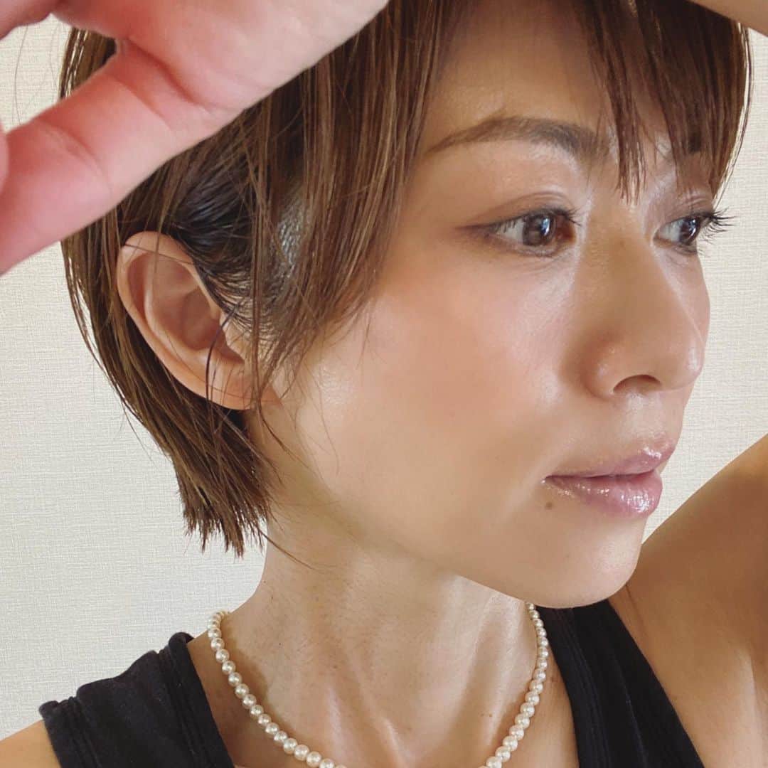 畑野ひろ子のインスタグラム：「セフォラと共同開発した韓国のメイクブランドKaja💄のパッケージがすっごく可愛い❤️ お弁当箱の3段ボックスみたいなアイシャドウと、ハート型のスポンジになってるポンチーク。ハート型にでてくるリップ。カラーの色味もすっごく好み。 チーク（02ソーシー） アイシャドウ（08チョコレートダリア） リップ（03クレイジーフォーユー）」