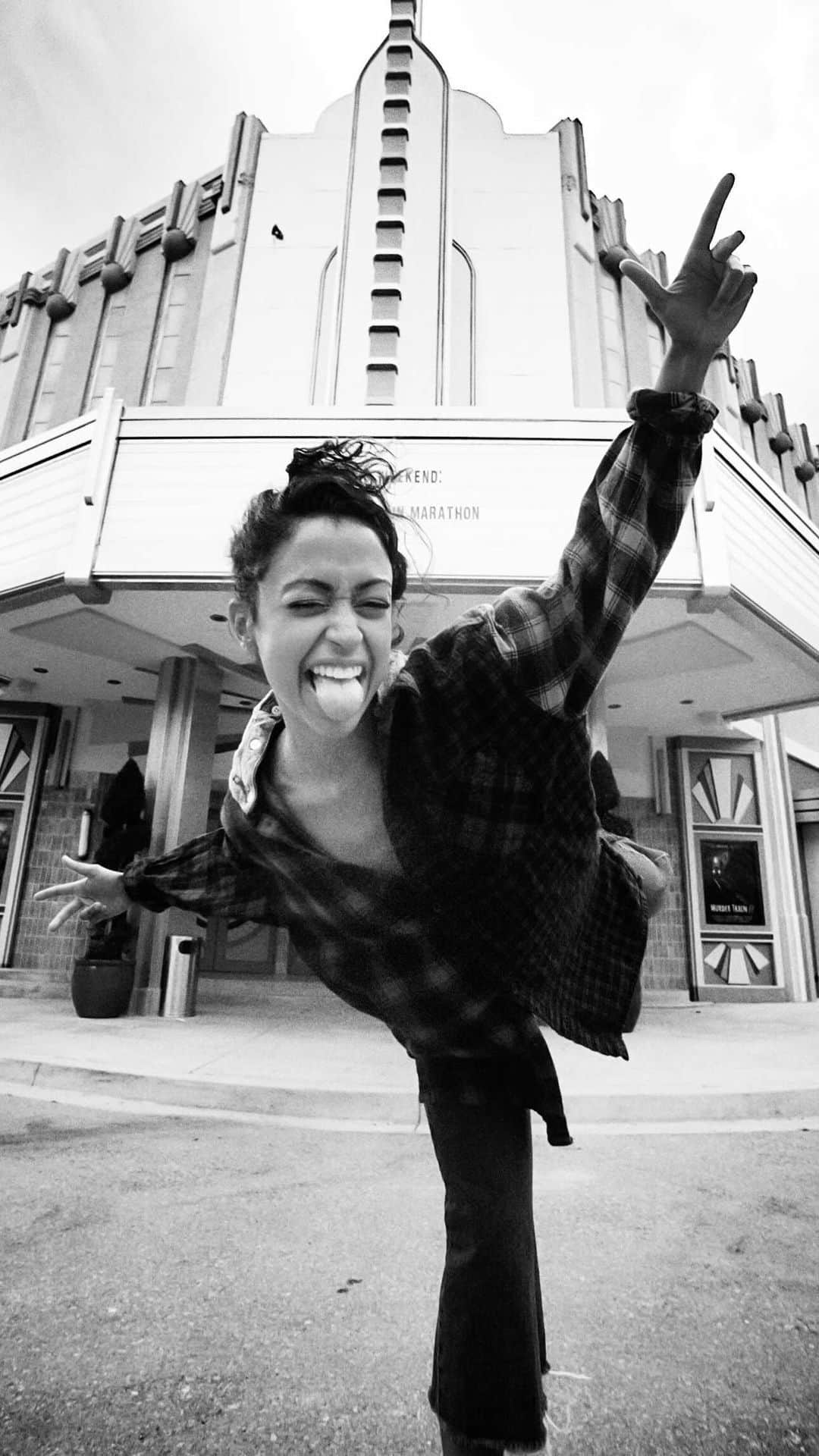 リザ・コッシーのインスタグラム：「Feeling culty, won't delete • Liza on Demand is out now. Join us. Link in bio for the truth.」