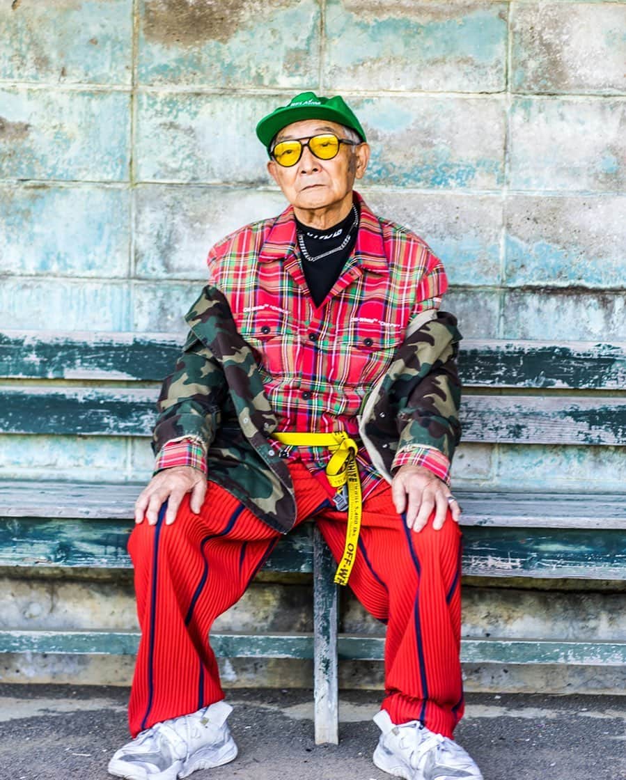 シルバーテツヤのインスタグラム：「あきらめたらそこで人生老後ですよ。 You get old when you give up.  ....  Cap: #callme917  Glasses: #thinglass Outer: #facetasm  Top: #offwhite inner:#heronpreston  Pants:#hommeplisse  Shoes: #vetements  Accessory: #alyx」