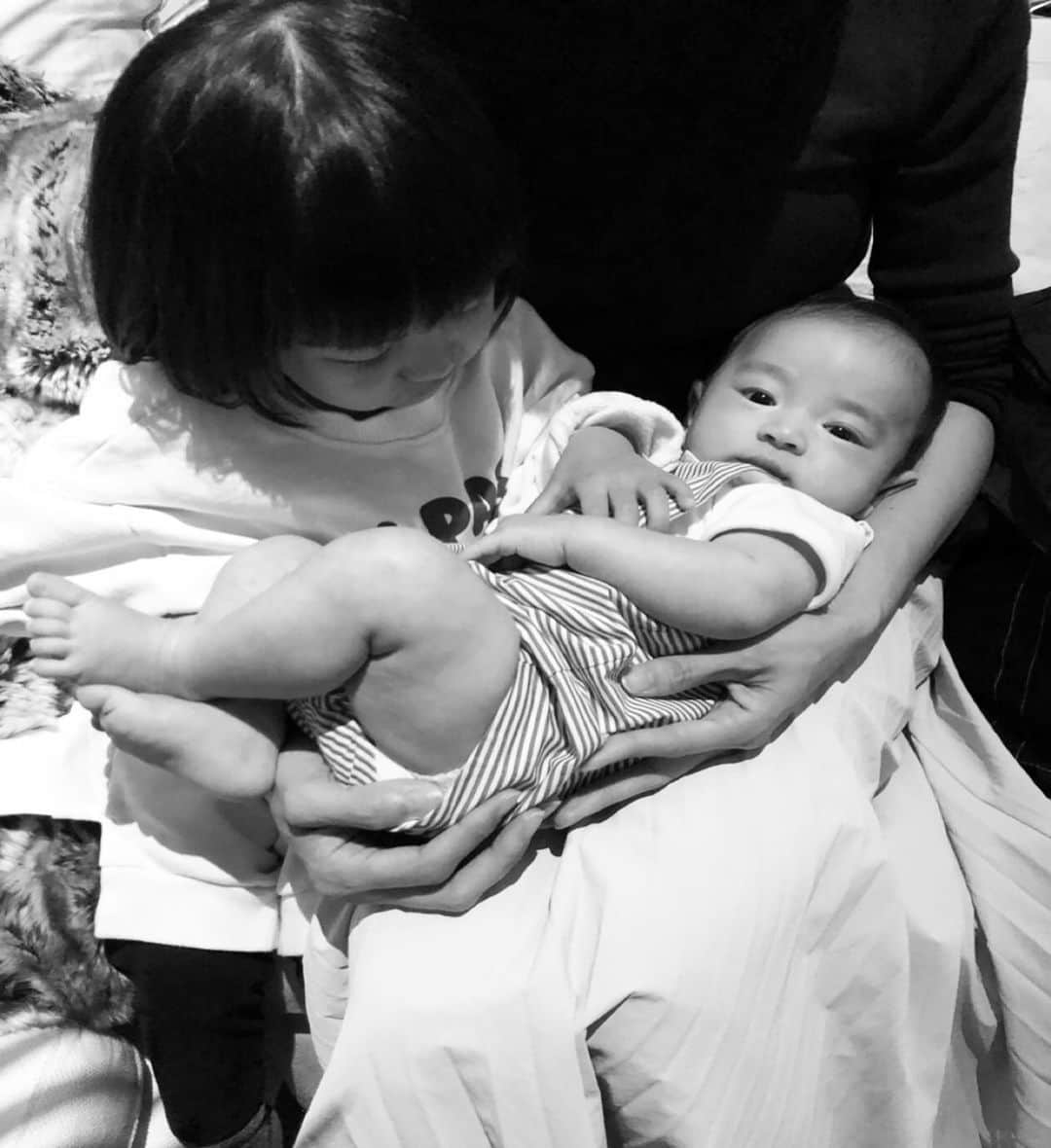 小濱なつきさんのインスタグラム写真 - (小濱なつきInstagram)「親愛なる友人に会いに。 そして生後3ヶ月の赤ちゃんに初めまして。 とってもとっても可愛くてパパママにそっくりで、 あぁなんて微笑ましい時間。  娘はすっかりお姉さんになった気分のよう。  次に会える時はまた大きくなっているのかな😊楽しみ！」10月14日 12時04分 - obamanatsuki