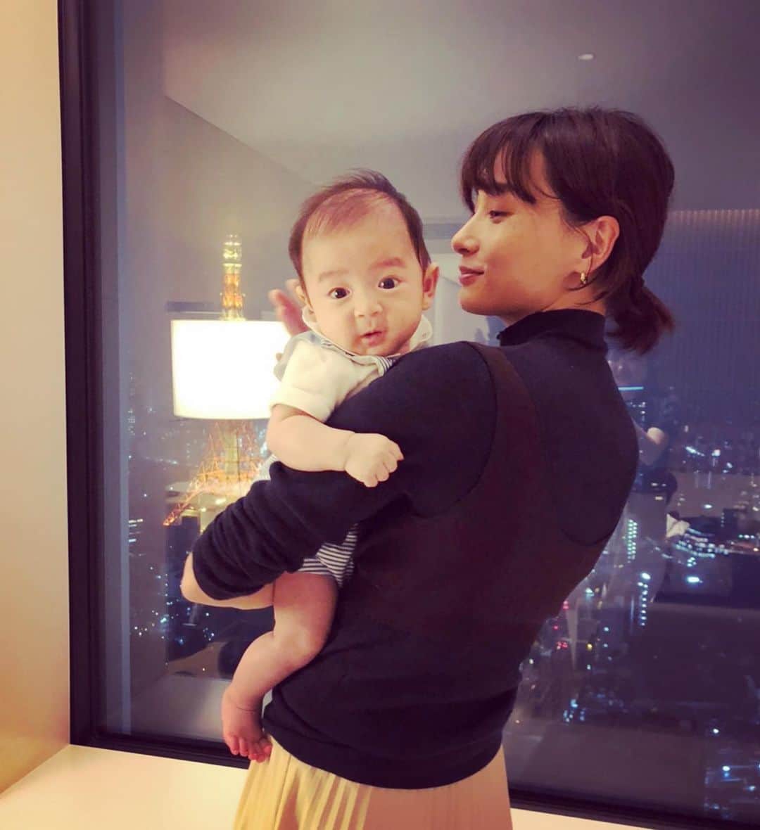 小濱なつきのインスタグラム：「親愛なる友人に会いに。 そして生後3ヶ月の赤ちゃんに初めまして。 とってもとっても可愛くてパパママにそっくりで、 あぁなんて微笑ましい時間。  娘はすっかりお姉さんになった気分のよう。  次に会える時はまた大きくなっているのかな😊楽しみ！」