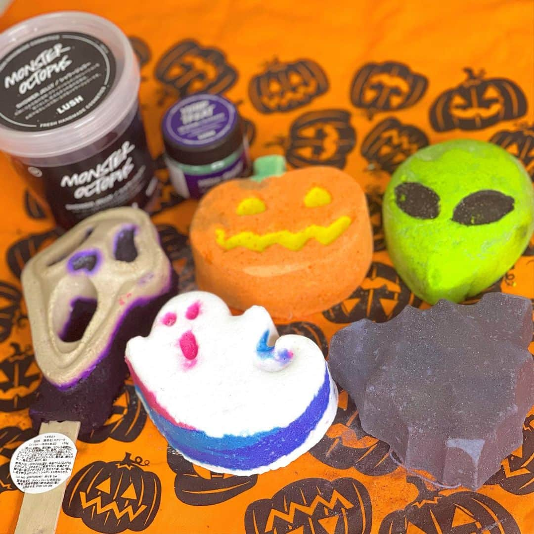 ゆうめろさんのインスタグラム写真 - (ゆうめろInstagram)「LUSHでおうちハロウィン🎃🦇 ･ @lushjapan 様から素敵なハロウィンギフトを頂きました♡ 実際にお風呂で使用した動画もあるので見てね🛀 ･ たっくさんのアイテムが入ってたので 1つずつレビューしていきます❣️  🎃パンキン ナンキン(バスボム)／850円(税込)  トップバッターは、ジャック・オー・ランタンに化けたバスボム お湯に溶かすと、シナモンのスパイシーで独特な香りから始まり、次第にライム、マンダリン、スイートオレンジとブレンドされて甘くも爽やかな香りに♪  👻ゴースティー(バスボム)／850円(税込)  キュートなオバケのバスボムは、パチパチしながらお風呂をダークでカラフルなカラーに 香りはトロピカルシトラスノート  🦇バット アート(バスボム)／850円(税込)  最初真っ黒すぎん？と思ったこうもりのバスボムも、お風呂に入れるとキラキラしたパープルに フレッシュなハーブや、甘くフルーティーなブラックカラントのような香りが最高✨  👻スクリーモ(バブルバー)／1,400円(税込)  今回一番気になってたバブルバー！お湯に浸して口元にふぅーって息をかけると、泡が作れるよ♪  👽エクストラテレストリアル(バブルバー)／920円(税込)  もう1つのバブルバーはシトラスの香りがする宇宙人！  🐙モンスターオクトパス(シャワージェリー)／1,300円(税込)  肌にオクトパスを直接滑らせると不思議な気分に 洗い上がりはしっとりしていて、乾燥肌さんにピッタリ！  💄ユアトリート(リップスクラブ)／1,200円(税込)  エメラルドみたいな砂糖たっぷりのリップスクラブは、唇の古い角質をツルンと取り除いてぷるぷるな唇にしてくれる  どれも良い香りなんだけど、こころなしかいつものより香りが甘ったるくないかも！今までラッシュの甘い香りが苦手っていう人も使えそう♪  気になったものあったら、自分のご褒美用でも、友達へのプレゼント用にも候補の1つに入れてみてね😳💓💓 ･ #LUSH #ラッシュ #不気味なお風呂 #emoコスメ部  #ハロウィン ･ @lushjapan @lushlife_japan @emomiu_cosme」10月14日 12時19分 - yk.o0