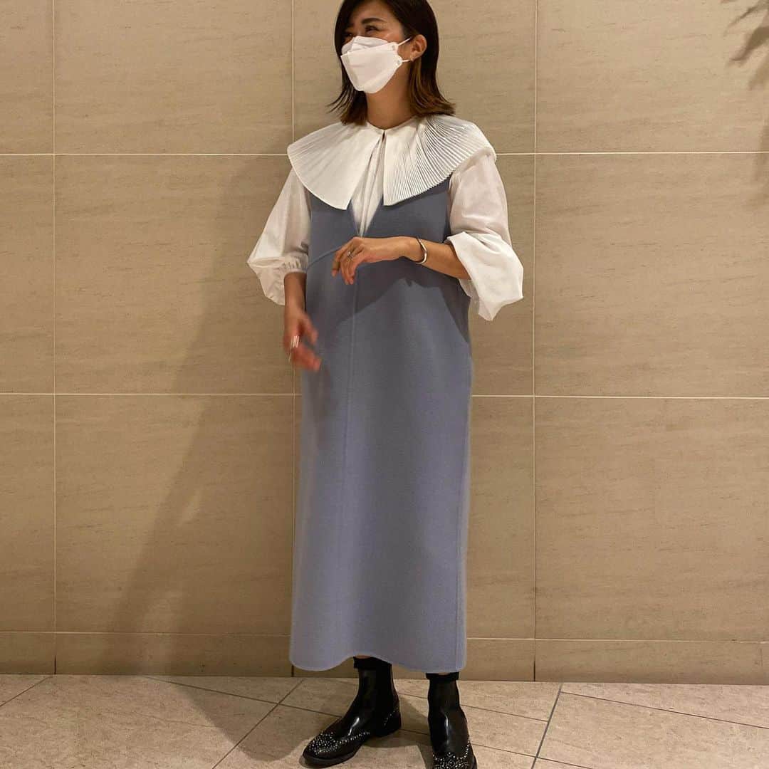 urakoのインスタグラム：「. 🐋🤍 . 最近モノトーンが多かったから 久しぶりに綺麗なブルーでイロモノをᵕ̈♡ . ブラウスは少しシャカっとした素材感で でも柔らかくて着心地🙆‍♀️ 細かいプリーツでモードな雰囲気もあって 甘くなりすぎないのも取り入れやすいです！ 2色欲しいなぁ🤔 . . #MACHATT #machattpopup」