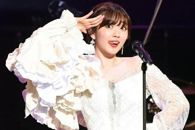 鈴木愛理さんのインスタグラム写真 - (鈴木愛理Instagram)「✴︎  鈴木愛理 LIVE 2021 ~26/27~  ありがとうございました😭✨  約2年ぶりの単独ライブ。 やっぱり最高な空間だったーーー😭😭😭  "幸せになるため生まれ、そして誰かを幸せにするため生きていくんだ "  自分が過去に歌ってきたパート、そのままの気持ちで活動していられる今に改めて感謝します😌🤍  こんなご時世の中、そしてお天気も悪めな中、足を運んで下さった皆様ありがとうございました😌みんなの今日からに少しでも多い笑顔と幸せが溢れていきますように！  そして昨日のライブ、皆様からの熱い声にお応えして、配信が決定しました！！🥰✨  本当にたくさんの問い合わせをいただいていたので、実現できて嬉しいです。  この日は "あいり祭" 的な感じで、私も一緒に観ながら実況中継したりしたいと思ってます🤍  配信チケット販売サイト「HELLO! PROJECT STREAM ONLINE STORE」にて  【配信日時】11月7日(日)18時30分～予定です✊✨  みんなで同じ時間を共有しよう🥰  #日本にお住まいの方はどなたでもご覧いただけます！ #海外にお住まいの方は国によって観れるか観れないか変わるようなので試してみてくださいね😊✌️  #その前に #大阪名古屋公演もお待ちしています！」10月14日 14時00分 - airisuzuki_official_uf