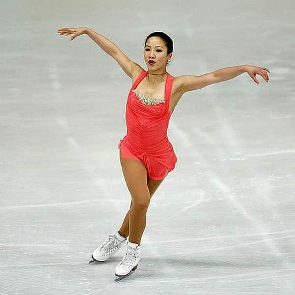 ミシェル・クワンのインスタグラム：「One of the many reasons I was captivated by the sport of figure skating as a little girl was because of the beautiful costumes. It seemed like a perfect sport with the athleticism of powerful jumps, spins and speed combined with music and costumes (especially when the one-and-only @verawang designs your costumes 💫). I just found some old faxes (yes, faxes!!) of the design options we were working with before the 2004 National Championships. You can tell which I liked the best 😉 #tbt @verawanggang」