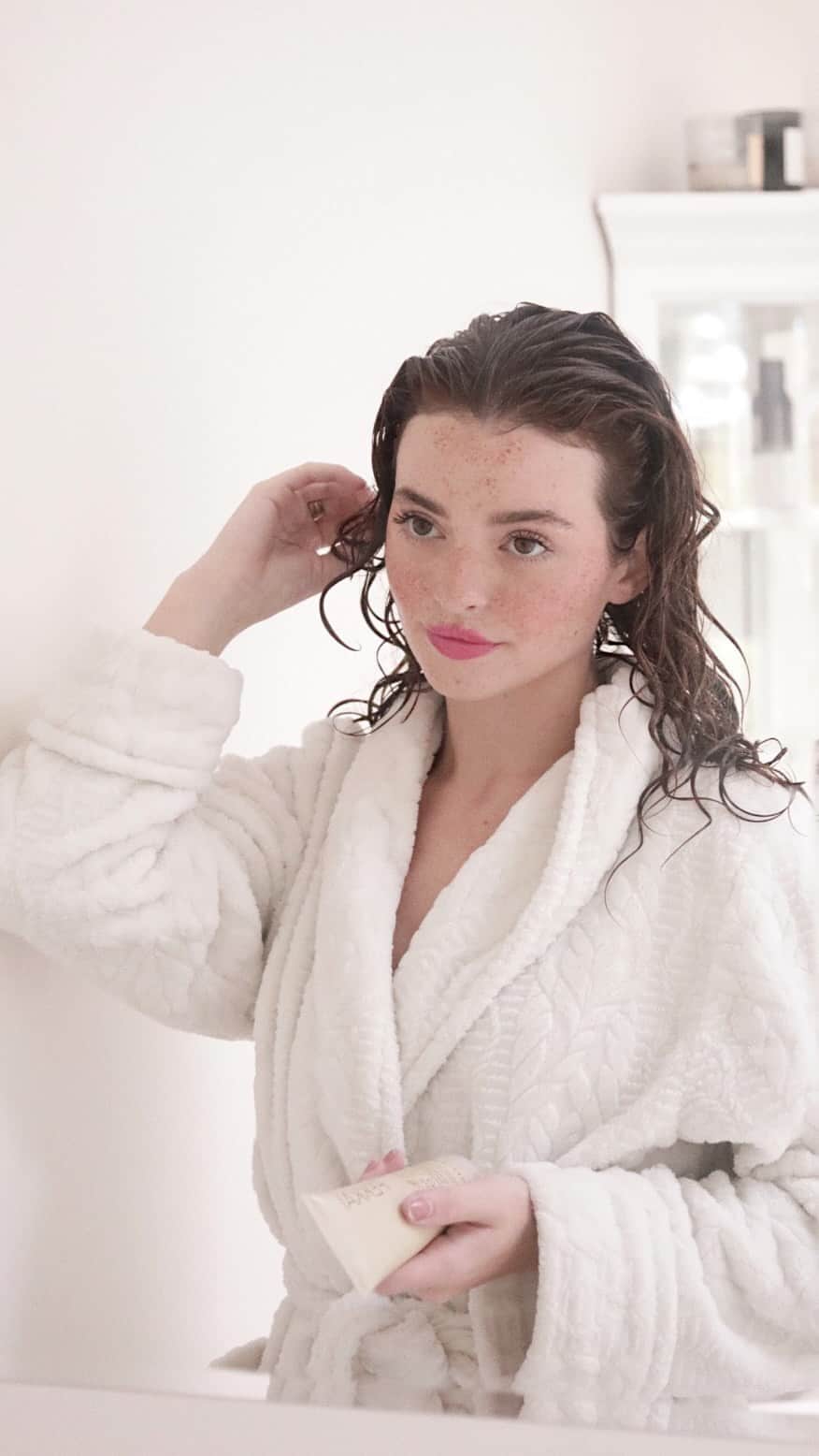 Kelsey Simoneのインスタグラム：「My curly hair care routine: Taking care of my hair has been a big priority lately, staying away from too much heat, letting it air dry, and using the best and healthiest products possible! I love the Apple Cider Detox collection from @FEKKAI. It will give your hair a deep clean without stripping your hair or being too harsh. It's hydrating and will revitalize your curls. It smells like autumn with the apple & ginger scent! Here I'm using the Shampoo, Conditioning Rinse, and the Scalp Scrub which is great for promoting hair growth! #FEKKAI #FEKKAIpartner #fekkaidetox」