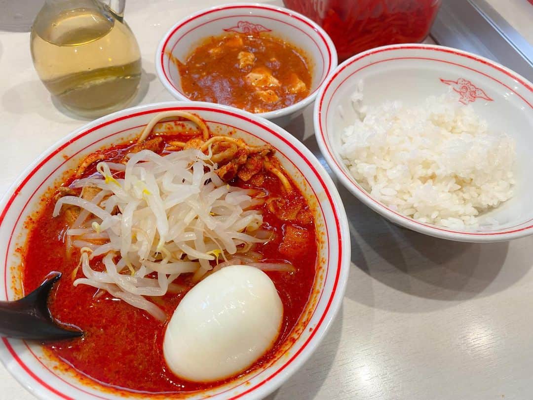 AYASAさんのインスタグラム写真 - (AYASAInstagram)「🍜🔥 我がインスタにだいぶ赤が足りなくなってしまいましたゆえ… 定期的に入ります赤の補充その①  こちらは7月に食したと思われる中本さん(だいぶ過去。) お酢かけ北極にハマっている様子。#お酢の力  ・ 🍜 #北極 #北極ラーメン  #すぺちょう (#スペシャル超硬麺 ) #レディースセット  ・ ・ #蒙古タンメン中本 #中本 #健康第一激辛党 #横列３つ赤いの揃えるの好き #みんなの赤いのへのコメント見るの楽しい」9月29日 22時01分 - ayasa_doya