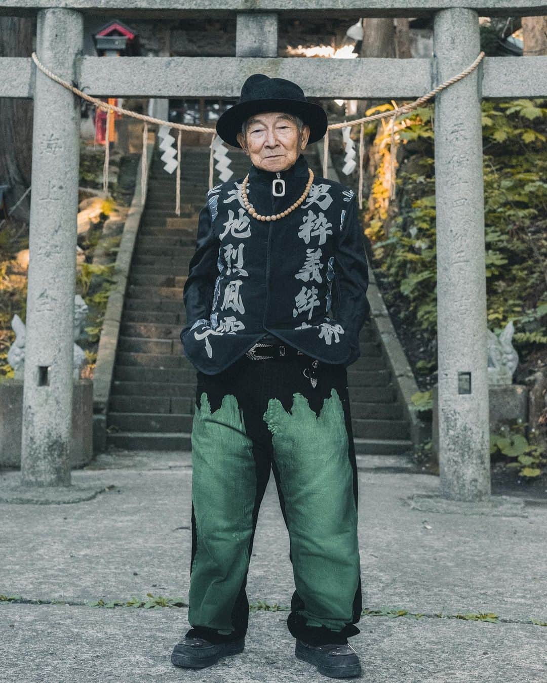 シルバーテツヤのインスタグラム：「おみくじ引いたことないけど人生大吉⛩  #onlyonfarfetch#myfarfetchfind ... Pants: #marni」