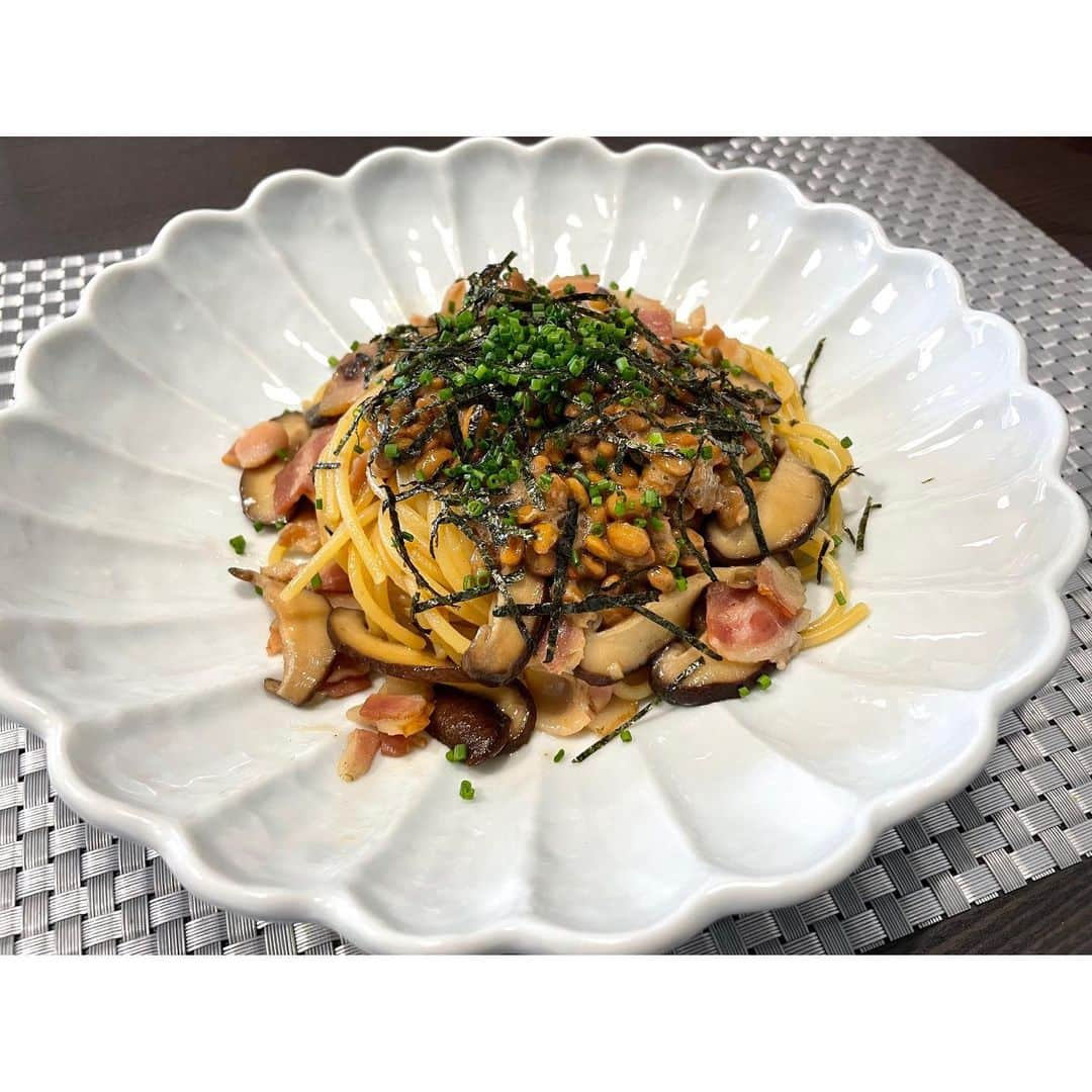 真野恵里菜さんのインスタグラム写真 - (真野恵里菜Instagram)「納豆パスタ🍝 . . 我が家は大の納豆好きなので スペインでも納豆が手に入る幸せ🥰 日本食材店で冷凍になって売られています！ そのまま食べたり マグロ納豆にしたり めかぶ納豆にしたり 梅納豆にしたり キムチ納豆にしたり 冷や奴に乗せたり 納豆入り卵焼きにしたり 納豆オムライスにしたり 納豆チーズオムレツにしたり 納豆パスタにしたり 納豆おろし蕎麦にしたり🤗 . . こんな食べ方も美味しいよー！ っていうのがあったら教えてください🐶 #いつかの昼食 #納豆パスタ」9月29日 22時04分 - erinamano_official