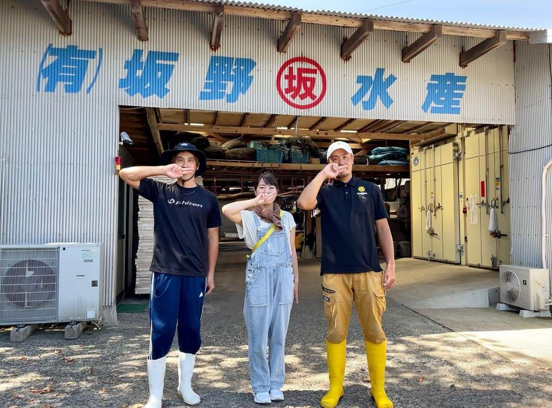 藤坂奈央のインスタグラム：「. お天気にも恵まれた平戸ロケ☀️ 薄香のカワハギ  特に肝は甘みがあって最高でした…！！ 坂野水産では平戸なつ香をエサに食べている ブリやサバも養殖しているんですよ🐟 3兄弟で漁業を継ぐってすごいなあ . . 旬ごよみ取材 県内のおいしいもので 舌がどんどん肥えている気がします。笑 . #Jチャン長崎  #旬ごよみ #カワハギ #坂野水産 #オンラインショップもチェック #さかぽよポーズ」