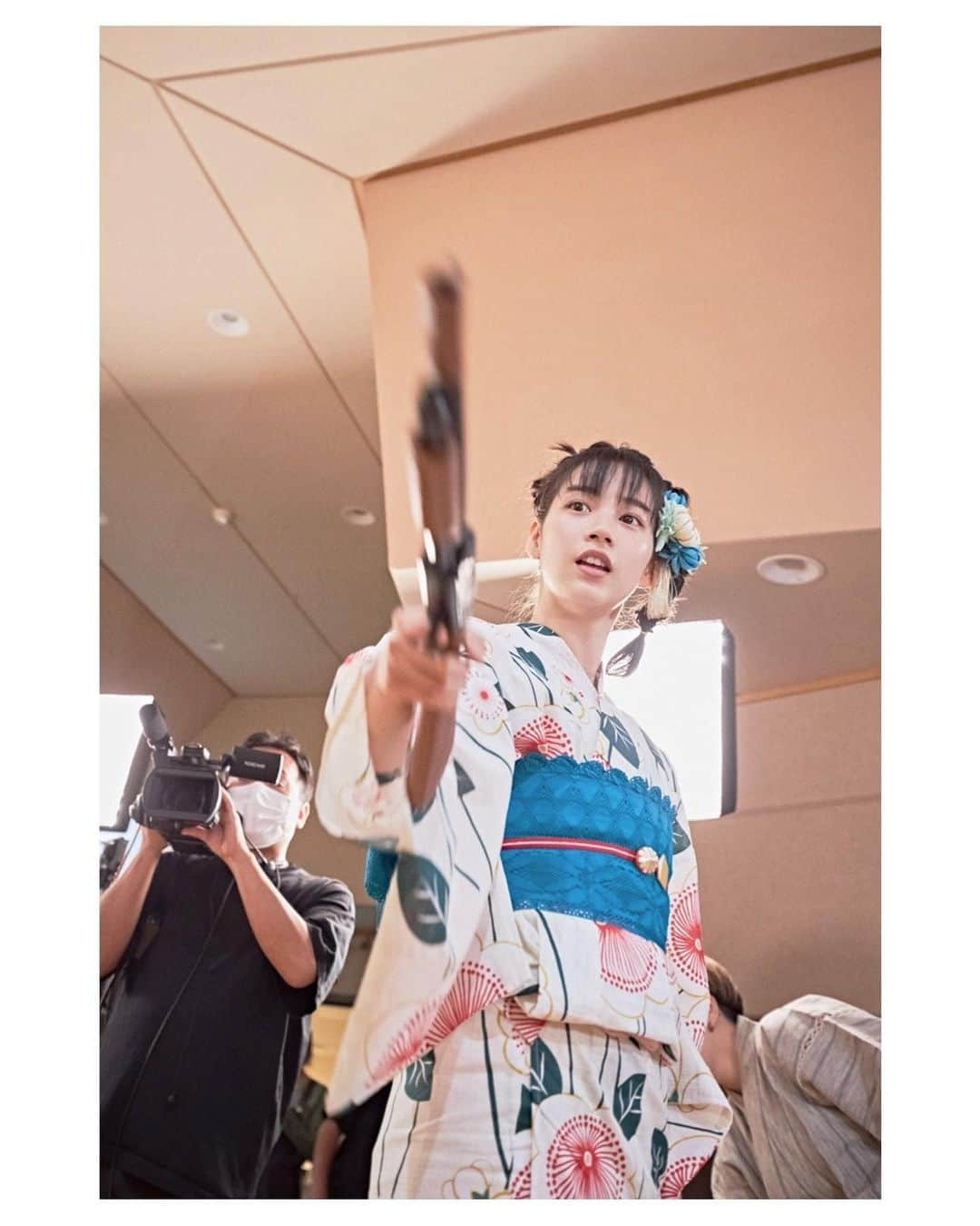 のん（能年玲奈）さんのインスタグラム写真 - (のん（能年玲奈）Instagram)「のんおうちで観るライブ Vol.11 〜残暑のまったりお祭りLive〜 では、2021年の夏にやり残したことをやろう🌊という企画でした！ もう終わった夏を惜しんで浴衣と甚兵衛でお送りしましたね。実はこの浴衣、一昨年買って着れてなかったやつ！スタイリストの町野さんが帯や飾りを合わせてくれました🌞 スーパーボールすくい、熱かった。  #のんおうちで観るライブ #NONOUCHIDEMIRULIVE  @higuchi_kei  Photo: @kentarominami_ Styling: @izumimachino Hair&make up:Shie Kanno」9月29日 22時37分 - non_kamo_ne