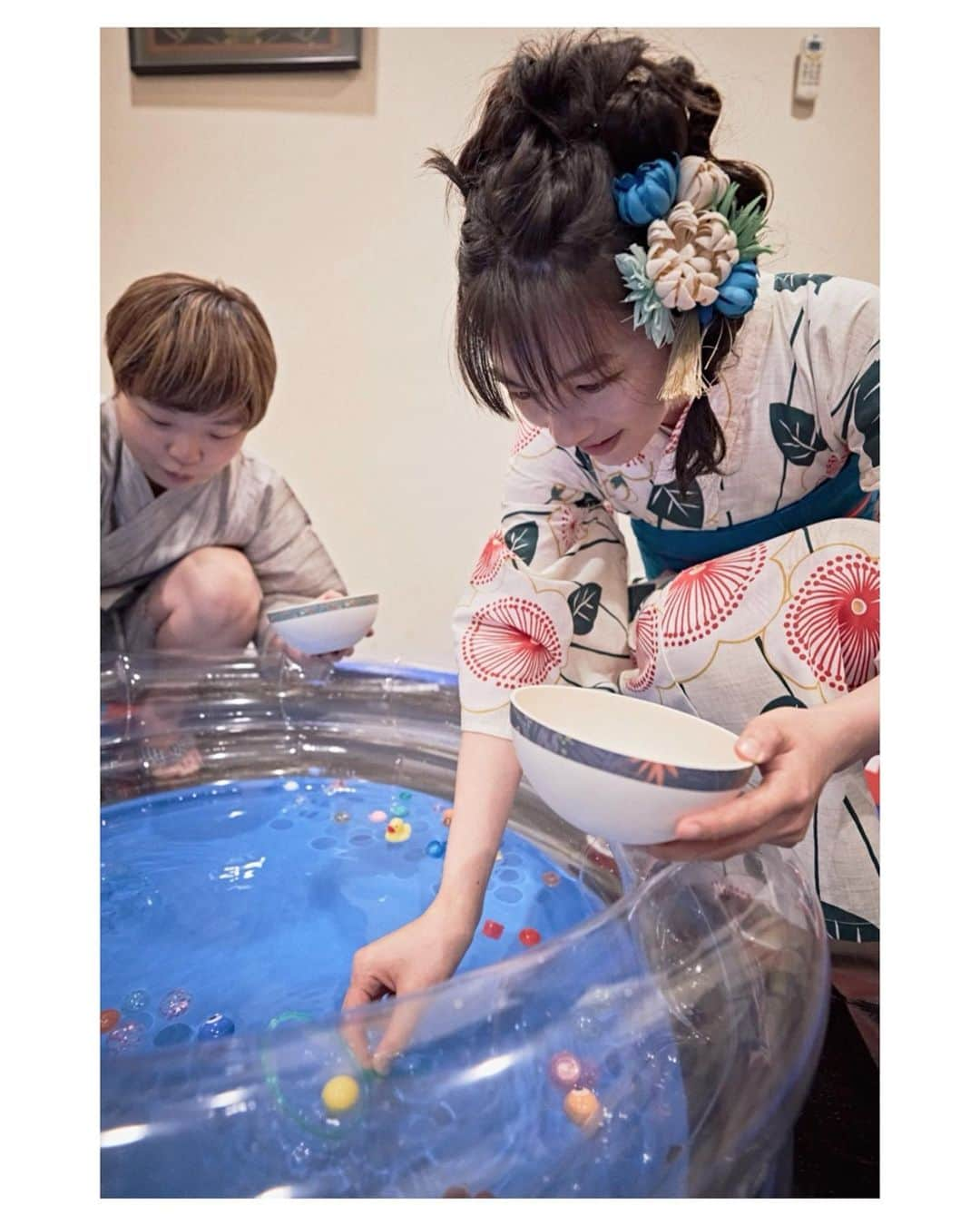 のん（能年玲奈）さんのインスタグラム写真 - (のん（能年玲奈）Instagram)「のんおうちで観るライブ Vol.11 〜残暑のまったりお祭りLive〜 では、2021年の夏にやり残したことをやろう🌊という企画でした！ もう終わった夏を惜しんで浴衣と甚兵衛でお送りしましたね。実はこの浴衣、一昨年買って着れてなかったやつ！スタイリストの町野さんが帯や飾りを合わせてくれました🌞 スーパーボールすくい、熱かった。  #のんおうちで観るライブ #NONOUCHIDEMIRULIVE  @higuchi_kei  Photo: @kentarominami_ Styling: @izumimachino Hair&make up:Shie Kanno」9月29日 22時37分 - non_kamo_ne