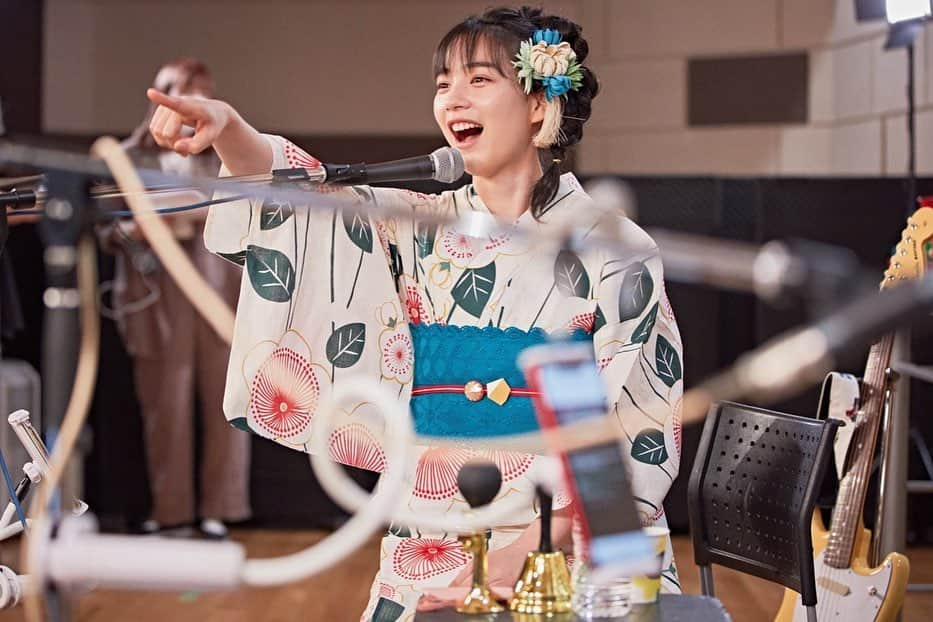 のん（能年玲奈）さんのインスタグラム写真 - (のん（能年玲奈）Instagram)「これはリハの写真なので、髪飾りが逆側に付いてます🦋 けいさん、今回も素敵な夏のギター、ありがとうございます！  #のんおうちで観るライブ #NONOUCHIDEMIRULIVE  @higuchi_kei  Photo: @kentarominami_ Styling: @izumimachino Hair&make up:Shie Kanno」9月29日 22時38分 - non_kamo_ne