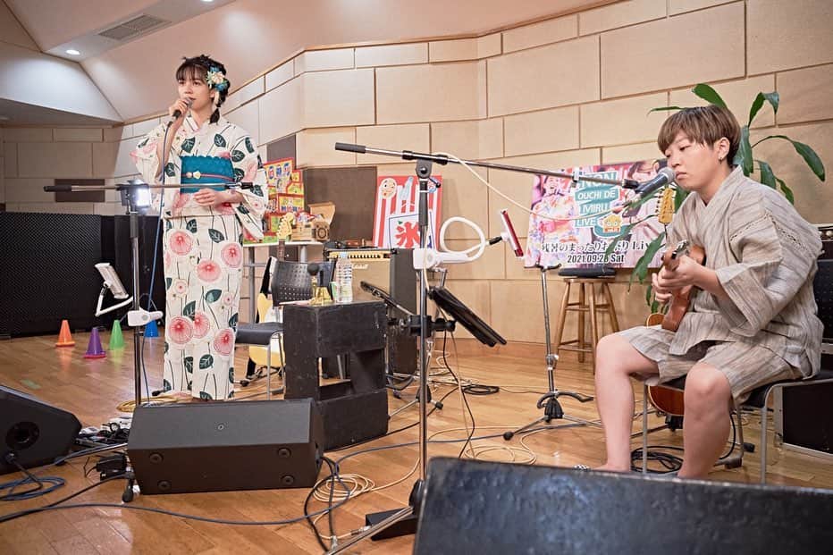 のん（能年玲奈）さんのインスタグラム写真 - (のん（能年玲奈）Instagram)「これはリハの写真なので、髪飾りが逆側に付いてます🦋 けいさん、今回も素敵な夏のギター、ありがとうございます！  #のんおうちで観るライブ #NONOUCHIDEMIRULIVE  @higuchi_kei  Photo: @kentarominami_ Styling: @izumimachino Hair&make up:Shie Kanno」9月29日 22時38分 - non_kamo_ne