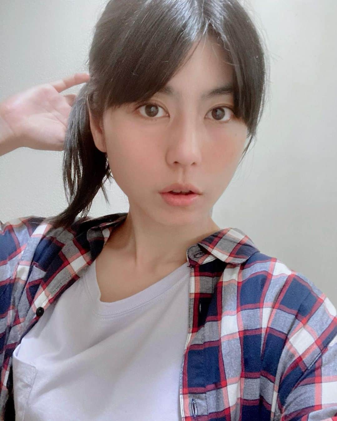 芳野友美さんのインスタグラム写真 - (芳野友美Instagram)「髪伸びた〜。 バッサリ切りた〜い。 そう思っていたところ、今#海外セレブ の間で#スーパーロングポニーテール が流行ってるって記事をネットニュースで見かけて、流行はロングかと・・・ でもスーパーロングまで伸ばしてたらもう流行終わってるよね🤣 　 乗馬の時被ってるキャップについてご質問あったからお答えしますと、あれはGentsというブランドの#メンズキャップ です♪ 生地が上質で丈夫なのです☺︎ 私はネット購入しました〜！」9月29日 22時48分 - yumi_yoshino_1980