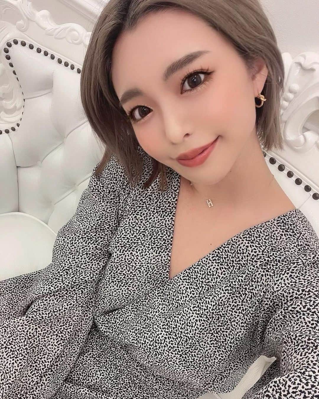 Hitomiのインスタグラム：「❤︎  最近顔が丸くなって来た気がするので 先日　#aclinic で #柴田貴志　先生 @drtakashibata に Aスレッドを施術してもらいました❤︎ 終わってすぐ引き上がってるのが目に 見えてわかって感動🥺❣️❣️ 施術もすぐ終わってその日からメイクもできるし💄 お店もお城みたいで綺麗だった🏰✨✨ スマイルリップも効果あってよかったから また行きたいなあ〜☺️🌻 ありがとうございました❤️  #aスレッド #aclinic #aclinic銀座 #aclinic横浜 #aクリニック #美容 #小顔 #美肌 #リフトアップ #糸リフト #美容外科 #美容皮膚科 #美容クリニック」
