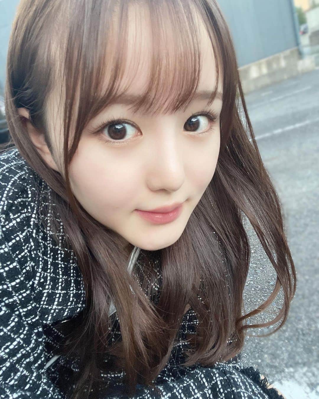 伊藤小春のインスタグラム：「アップ🙈💫 ⁡ 流行りのツイードのジャケットを着たら、 一気に秋を感じました🍃 ⁡」