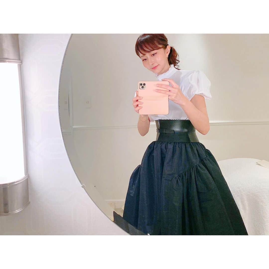 石井美保さんのインスタグラム写真 - (石井美保Instagram)「今日のしふく なんだかまだ半袖でも暑かったり。 秋冬はスカートが黒率高くなるので、 @celford_official のコルセットベルトも黒率高くなります😊 ボリュームスカート×コルセットベルトでウエスト細見えするマジック🪄」9月29日 23時01分 - miho_ishii