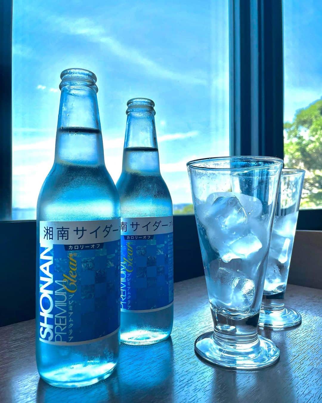 白沢かなえさんのインスタグラム写真 - (白沢かなえInstagram)「夏の思い出。2 ☀️ 続き ⁡ ⁡ 1枚目 マンホールがヒヤシンスだ〜！ ってうたちゃんと盛り上がったけど あとで調べたら藤の花だった写真💁🏻‍♀️ (だから花が逆さまに映ってる) ⁡ 2,3枚目 願いごとの錠の写真。 江ノ島行ったよ〜っていうファンの方が 見つけてくれてて嬉しかったです☺️ ⁡ 4枚目 美味しかった湘南サイダー☺️ 暑い日に飲む炭酸は最高ですね✨ ⁡ ⁡ #江ノ島 #かなえるPROJECT」9月29日 23時38分 - __shiro227